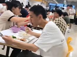 ăn vặt trong giờ giải lao
